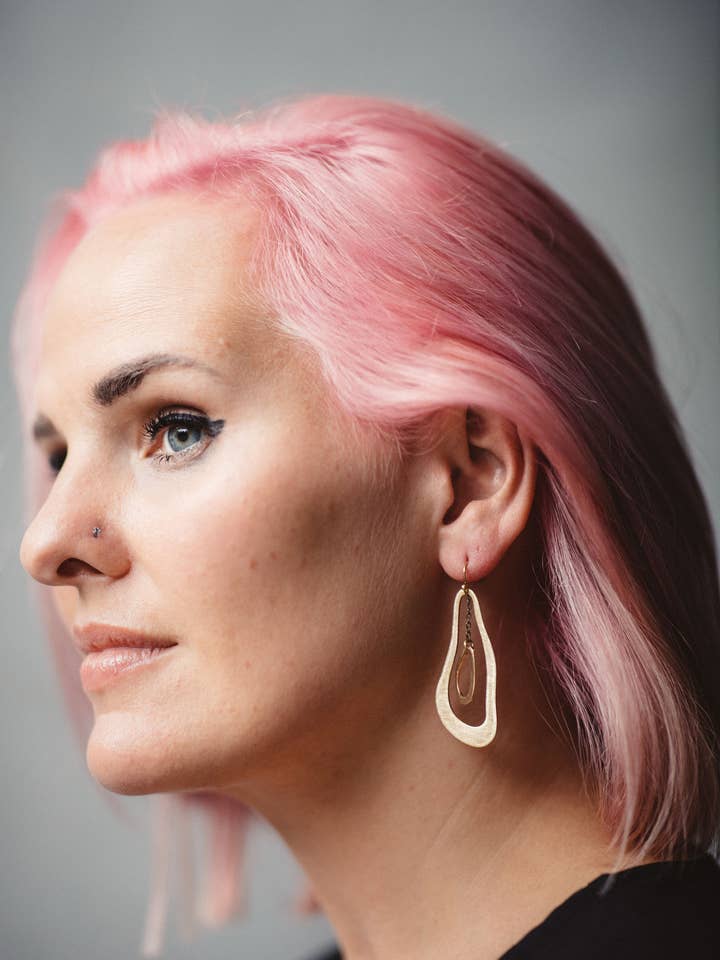 Videnskab møder kunst øreringe for engroshandel hos Modern Madini