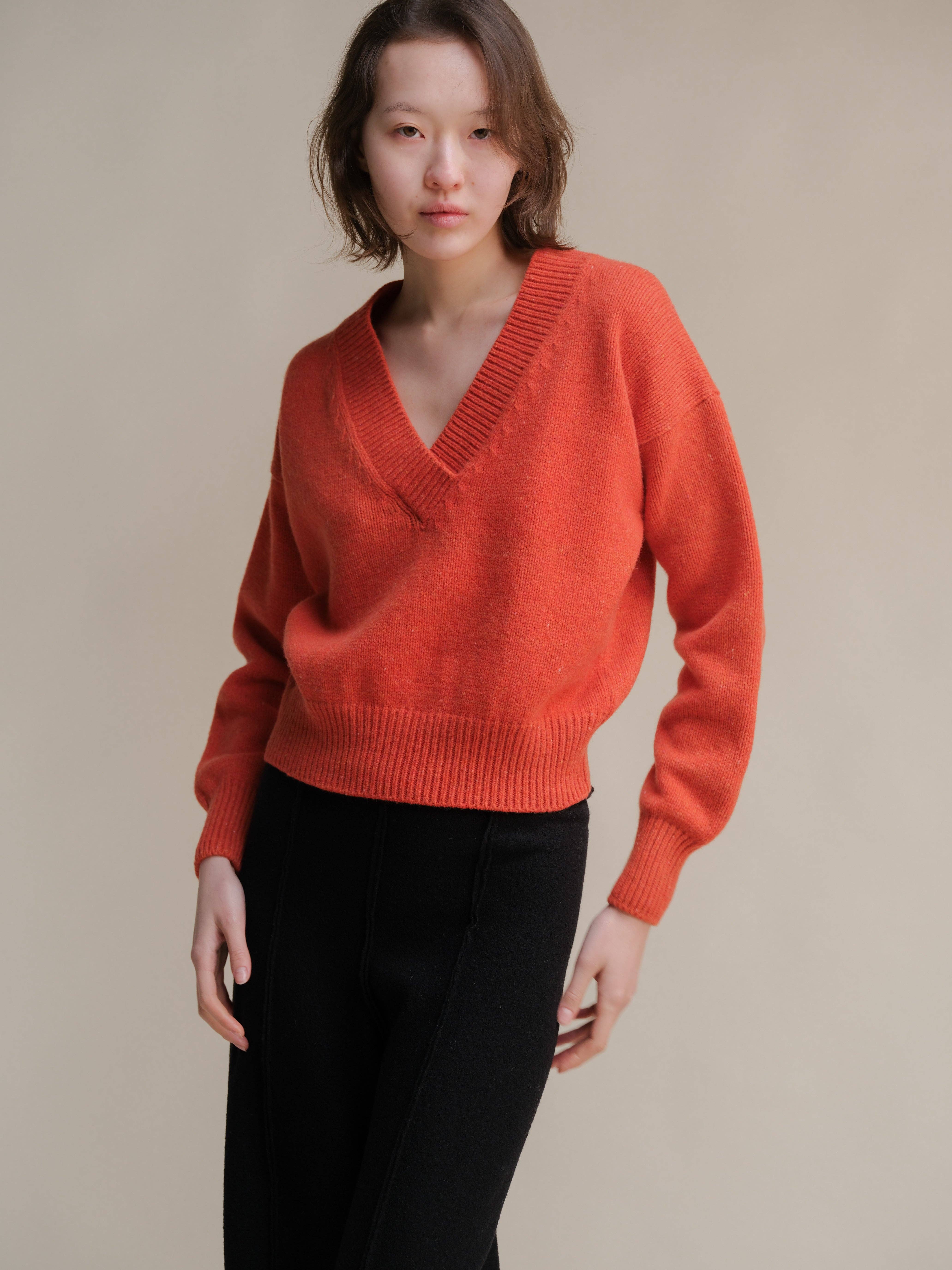 Lèmme – wholesale Knitted jumper – Women′s – Tweed Cropped Double V-Neck Sweater2