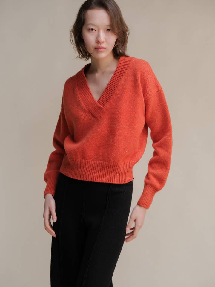 Lèmme – wholesale Knitted jumper – Women′s – Tweed Cropped Double V-Neck Sweater2