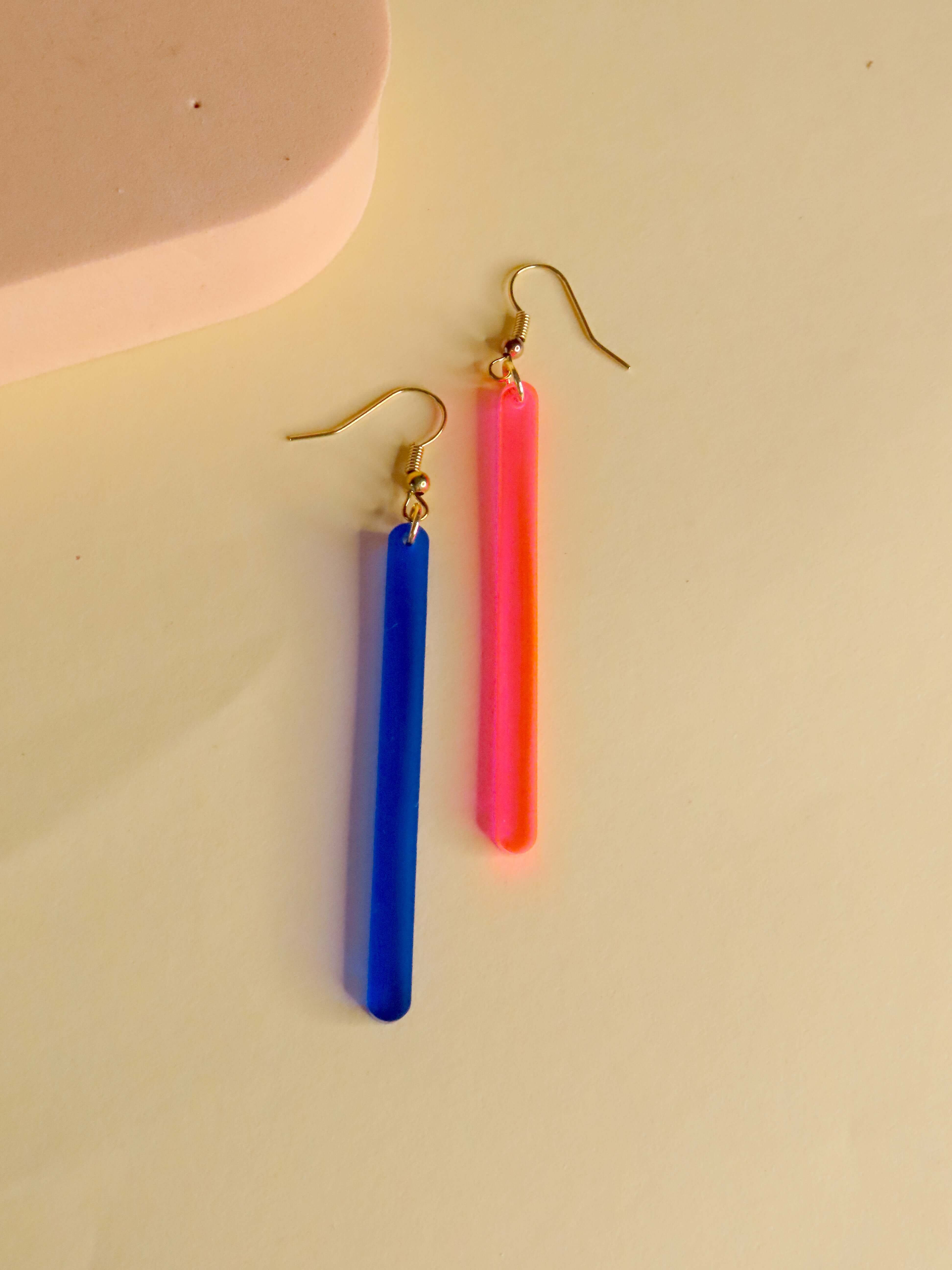 Niemalsmehrohne – wholesale Hängande örhängen – niemalsmehrohne x Kunstmuseum Basel Edition – neon lights nr 4 – örhängen3