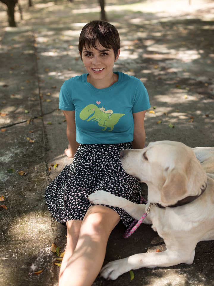 T-shirt Kawaii con simpatico gatto tenero Dino per la vendita all'ingrosso da parte di XRAEART Clothing Co