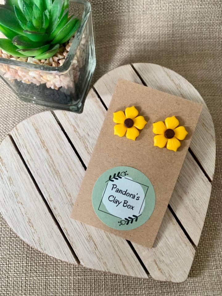 Solsikkestuds, håndlavet af polymer ler for engroshandel hos Pandora’s Clay Box