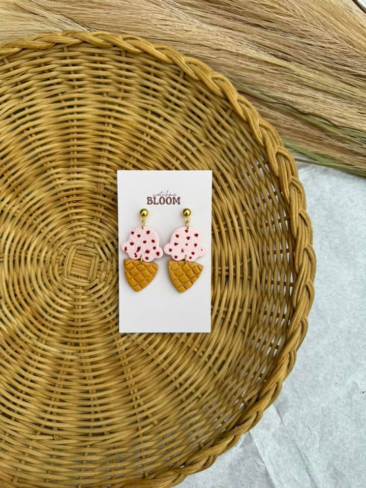 Orecchini in argilla polimerica con gelato alla fragola | Orecchini alimentari per la vendita all'ingrosso da parte di Watch Me Bloom
