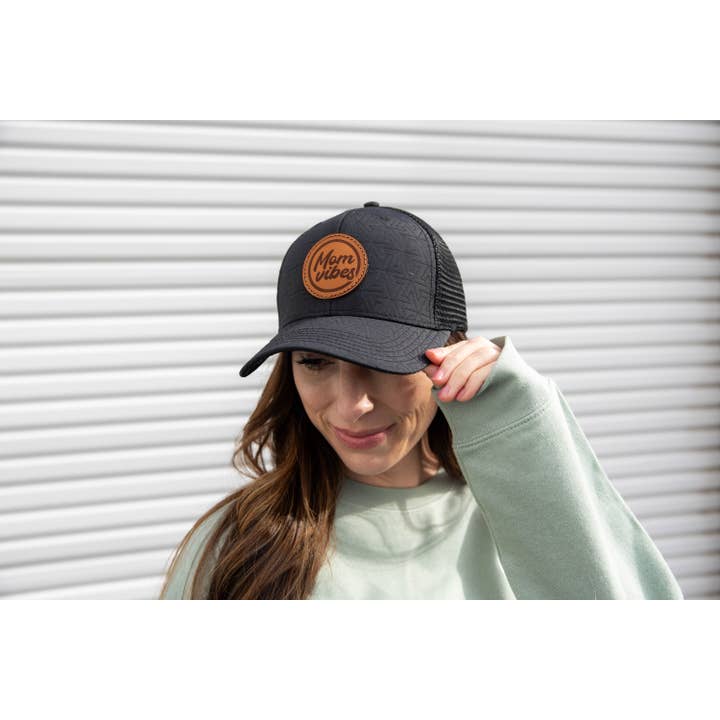 Gewatteerde MomVibes-ronde patch - Curved Bill Trucker Snapback voor wholesale door Dadbod Apparel