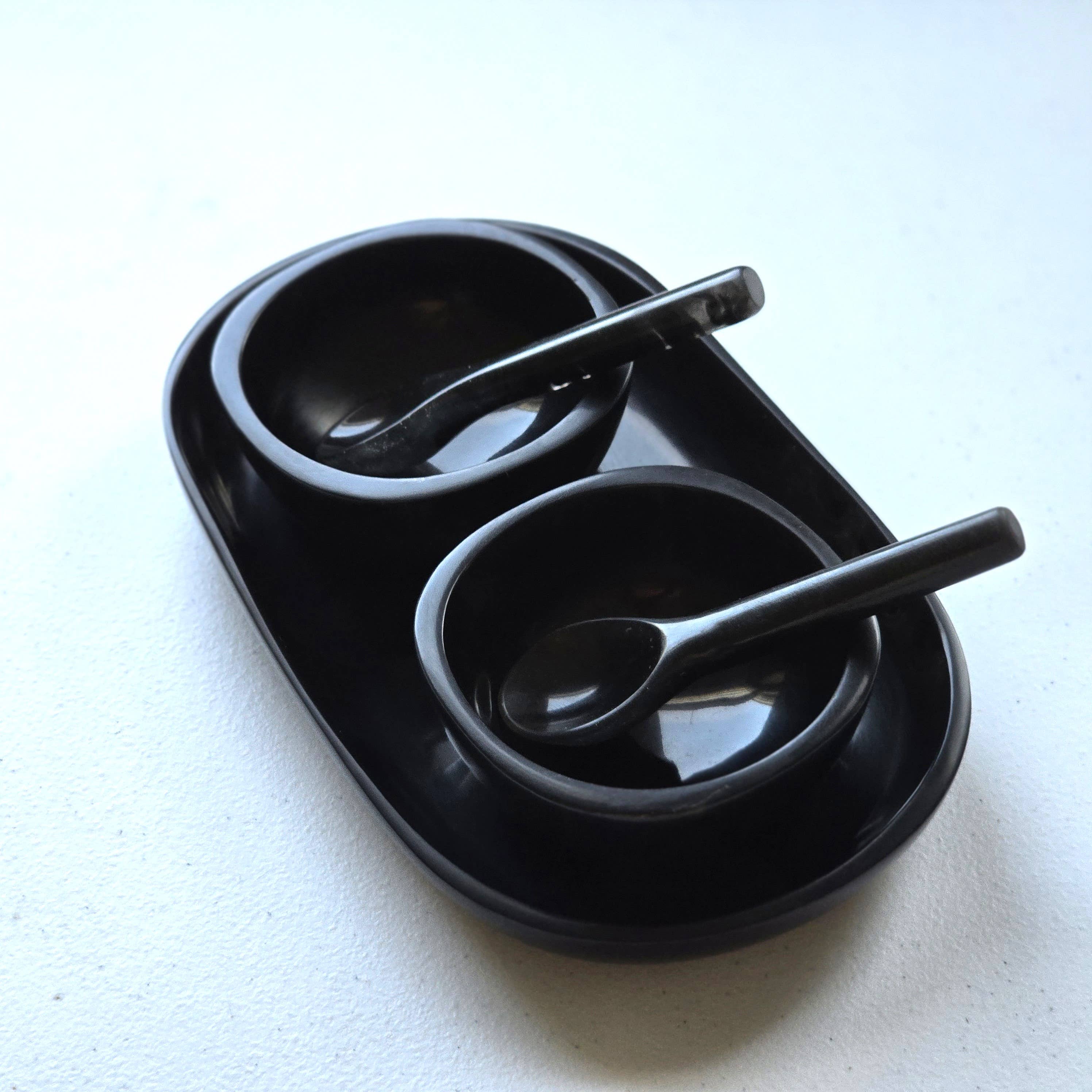 Gibb & Daan – Engroshandel Serveringsbakke – Lille serveringsbakke med 2 skåle og skeer - Håndhældt harpiks2