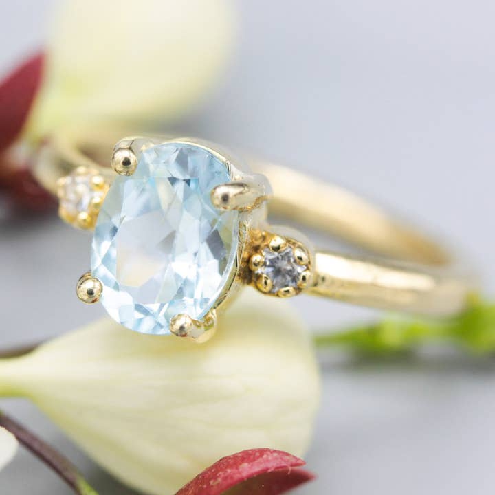 Oval blå topasring med diamanter i 14k guldband #2 för wholesale av Metal Studio Jewelry