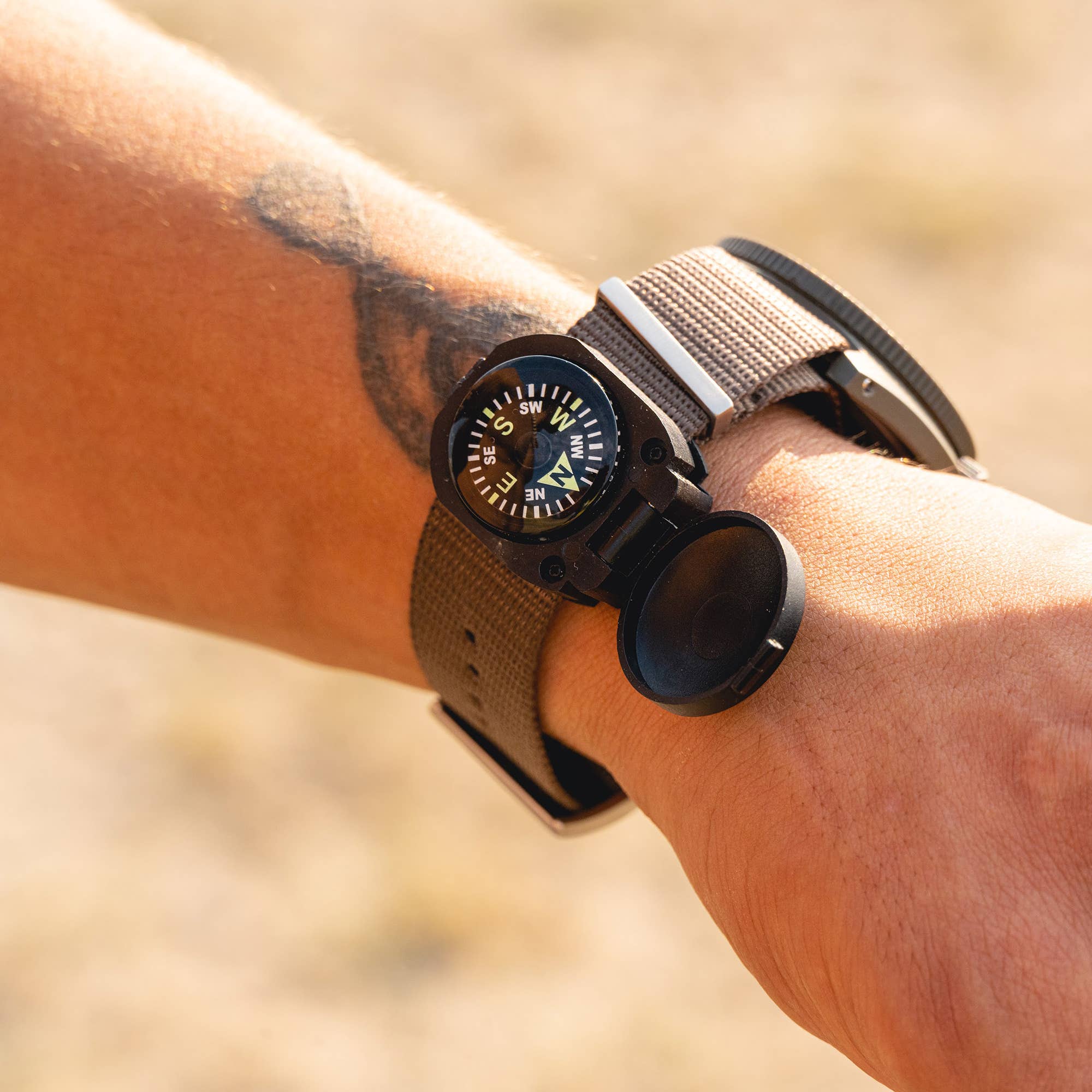 Big Discoveries / Sun Co. - Venta al por mayor Brújula de navegación - WristTurtle Compass - Brújula de muñeca blindada con tapa de cierre4