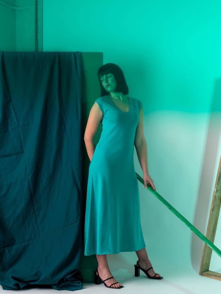 Robe en coton égyptien vert minimalisme pour la vente par Magical Crisálida