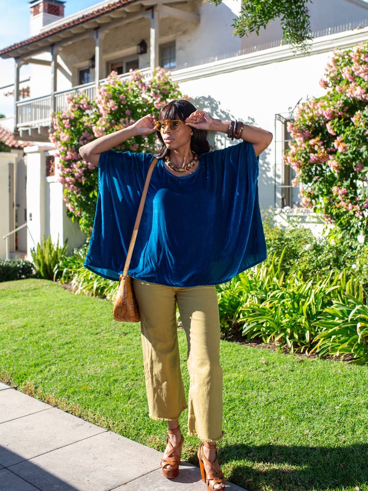 Jennafer Grace – Großhandel Bluse – Damen – Halstuch aus Samt mit Pfauenmuster0