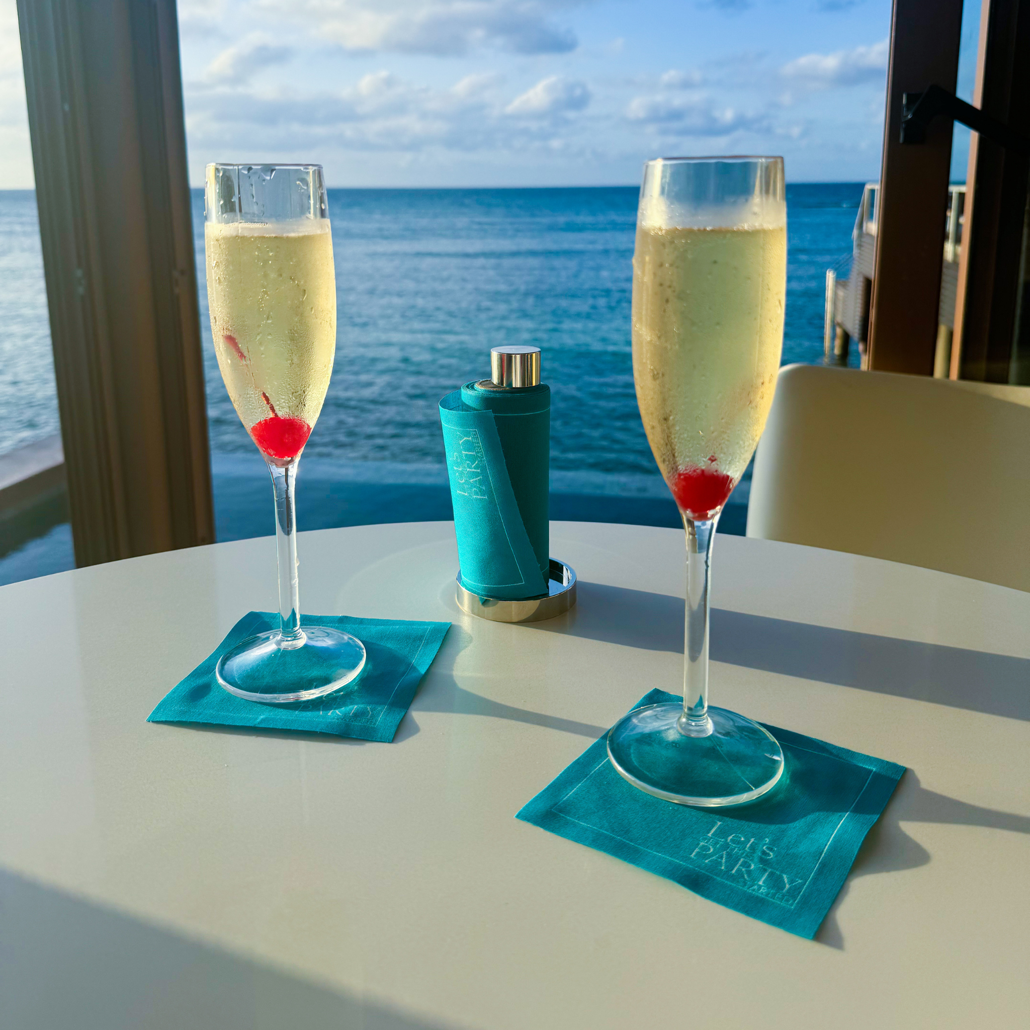 Table Theory (Formerly Toasting with Tara) - Vente Serviettes jetables - Rouleau de Serviettes à Cocktail en Coton : Le Vrai Turquoise (Bleu Électrique)6