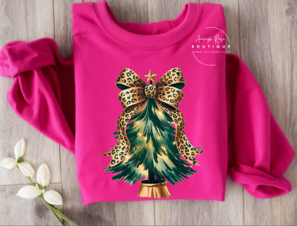 Trendy Chic Apparel LLC - Venta al por mayor Sudadera estampada - Mujer - Sudaderas y camisetas con estampado de árbol y lazo de leopardo.2