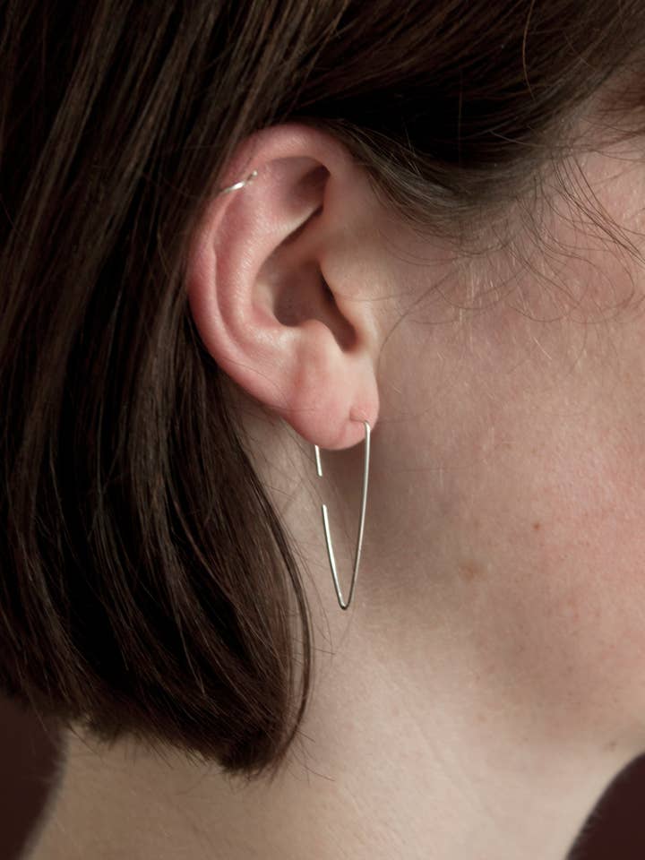 Orecchino a gancio per la vendita all'ingrosso da parte di Soek. Atelier