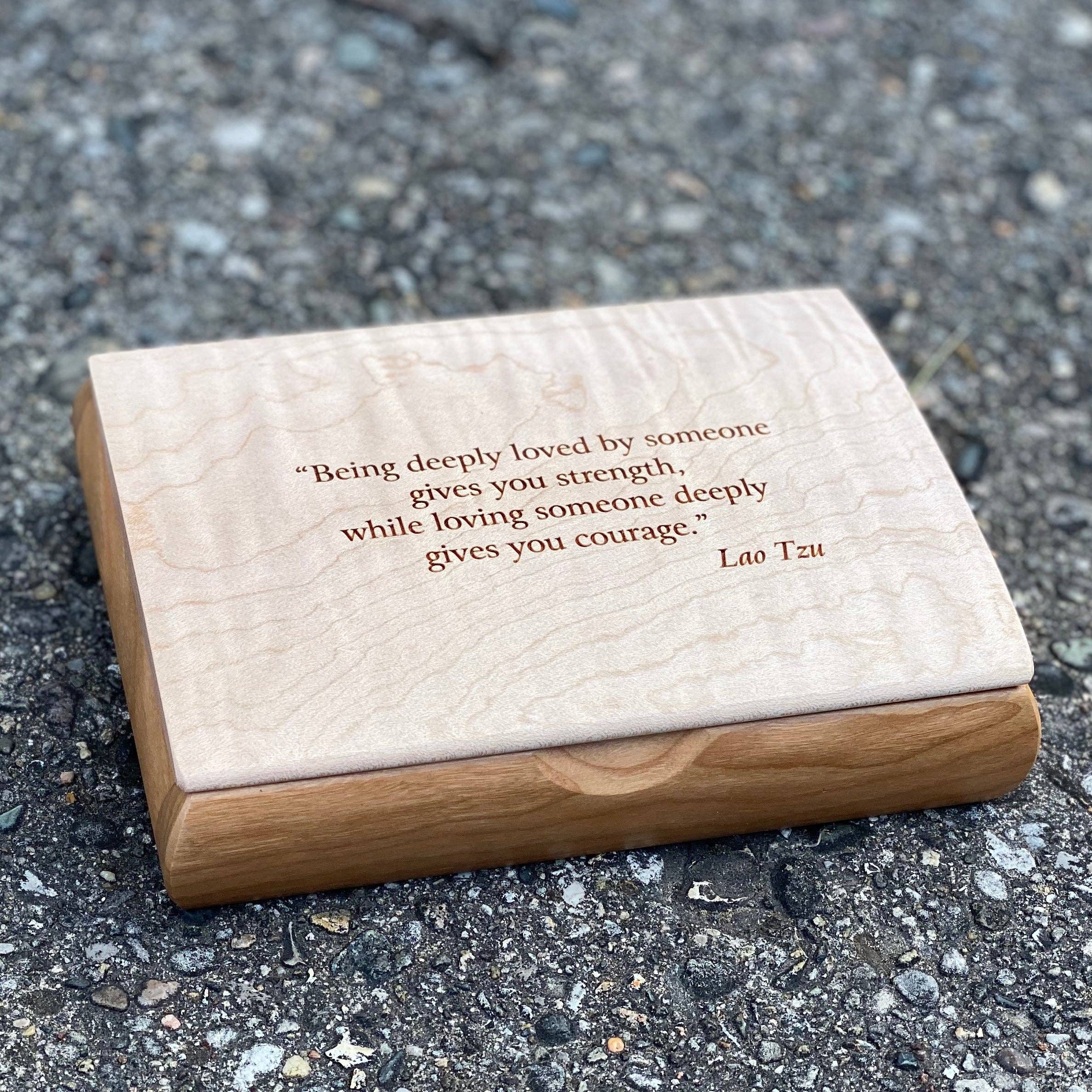 Mikutowski Woodworking - Vente Boîte/rangement à bijoux - Boîte Tranquility en bois gravée avec citations les plus vendues38