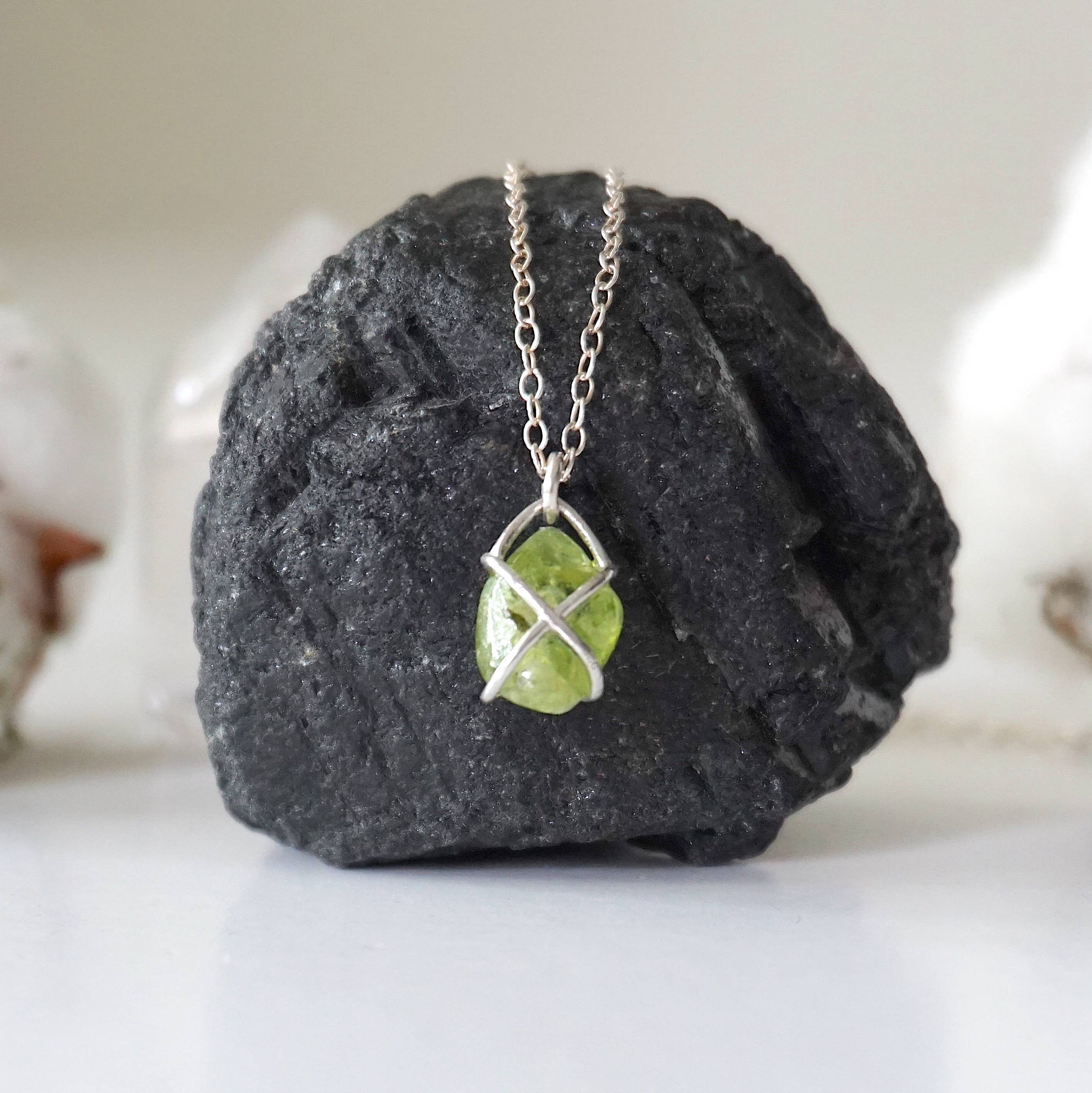 Raw Stone Elegance – wholesale Hänge-/berlockhalsband – Rå grön Peridot Crystal Charm Halsband, August Birthstone8