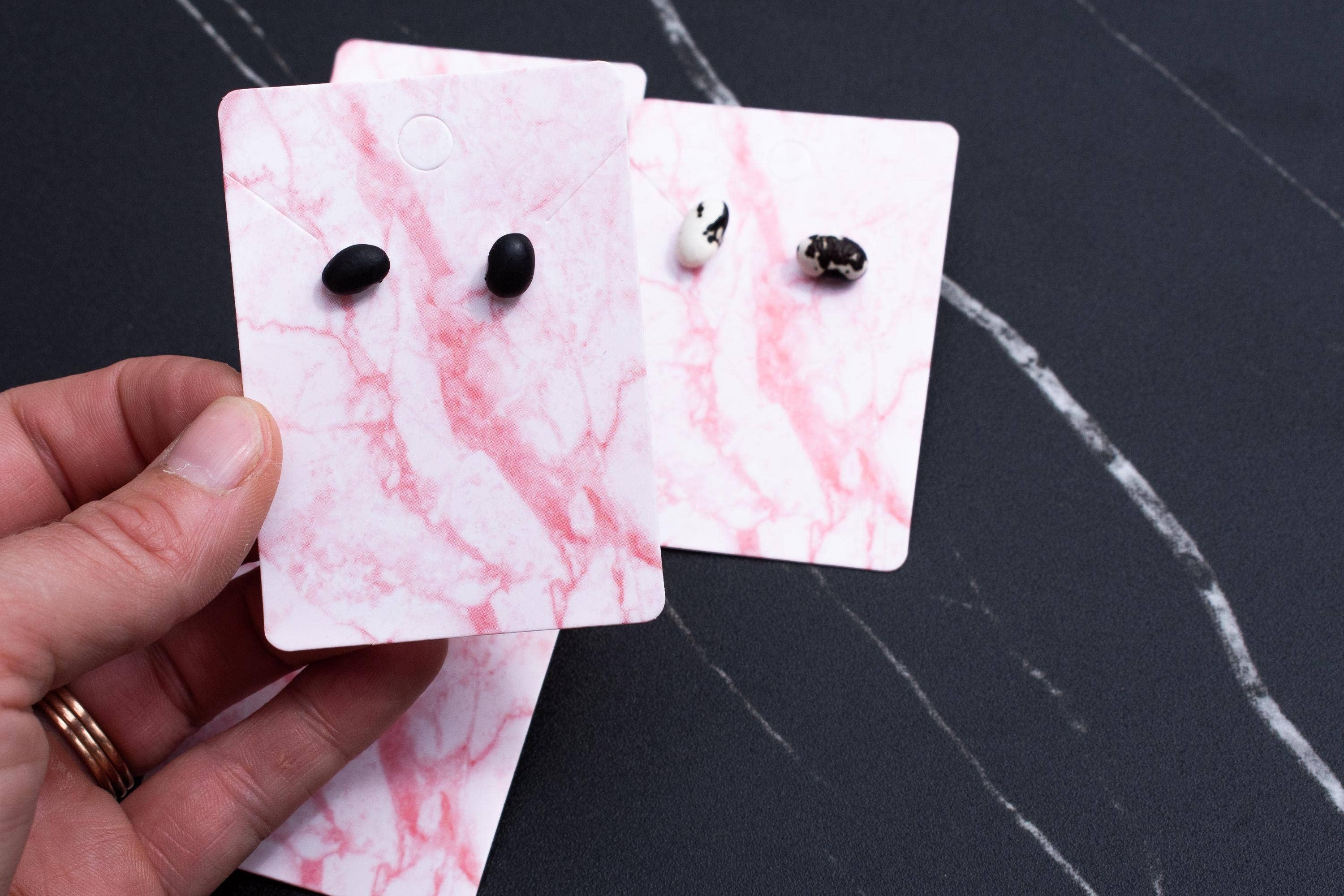 Shutterhaus – wholesale Hängande örhängen – Organiska torkade svarta bönor hypoallergena örhängen4