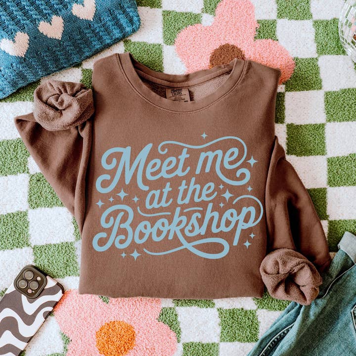 Mød mig i boghandlen Unisex Crewneck Sweatshirt: Blød Garment-Dyed Bomuld - Afslappet Pasform for engroshandel hos Keen Bee Studio