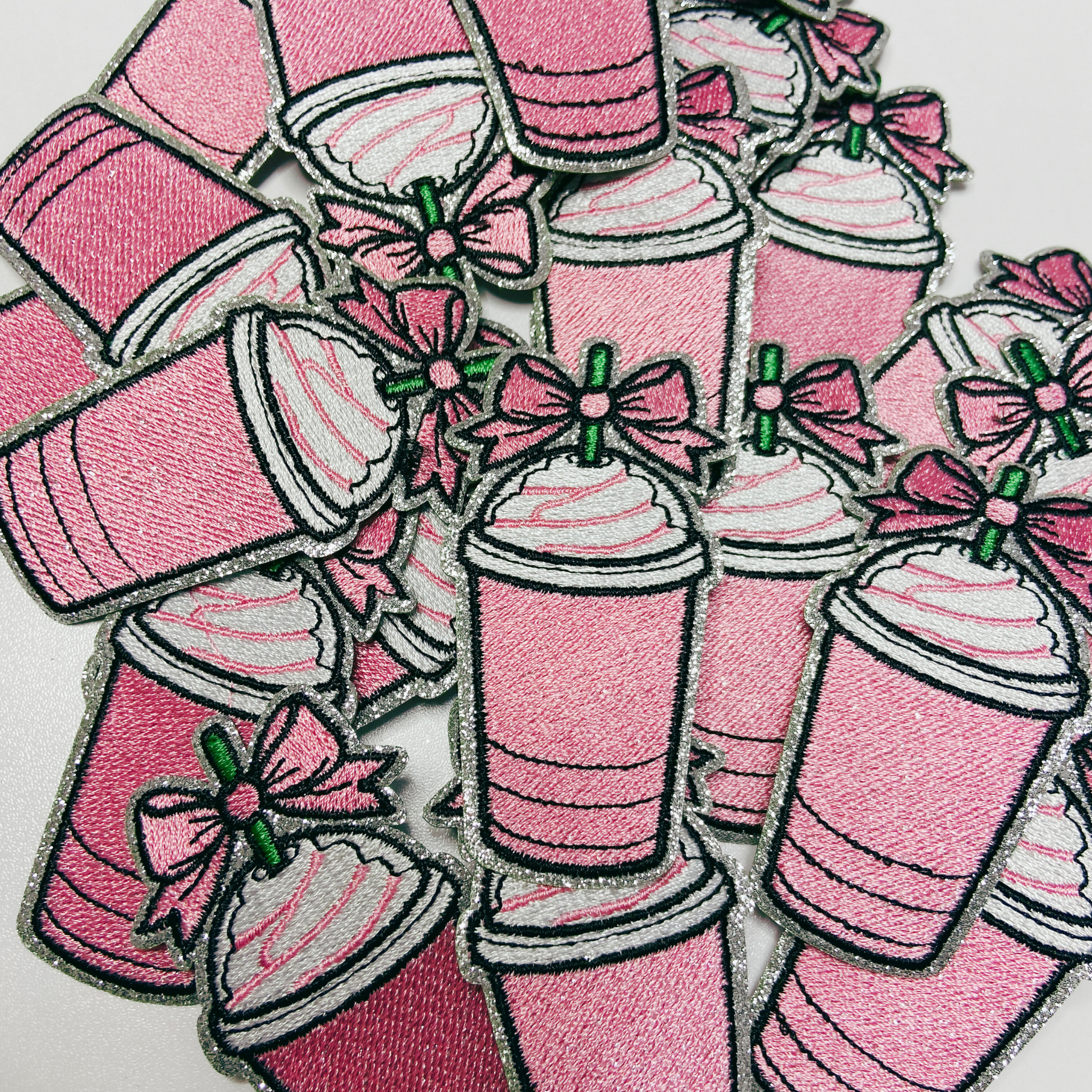 TEELUX – Engroshandel Patch – 3" Pink KAFFE m Sløjfe - Broderet Hattepatch1