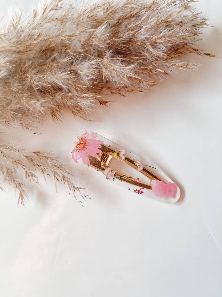 Pince Jess en résine avec fleurs séchées, création Darling Designs pour la vente par Darling Designs