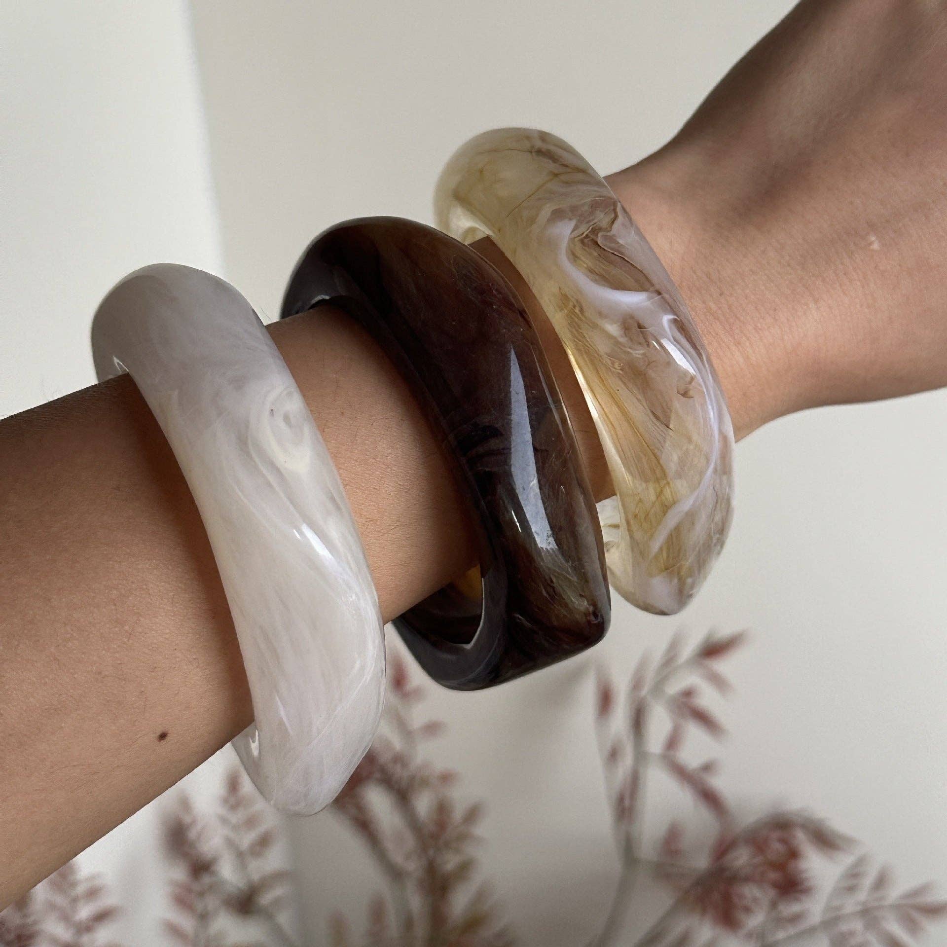Dipped Shop – wholesale Manschettarmband – Oregelbundna armband i akrylresin DP25B5837