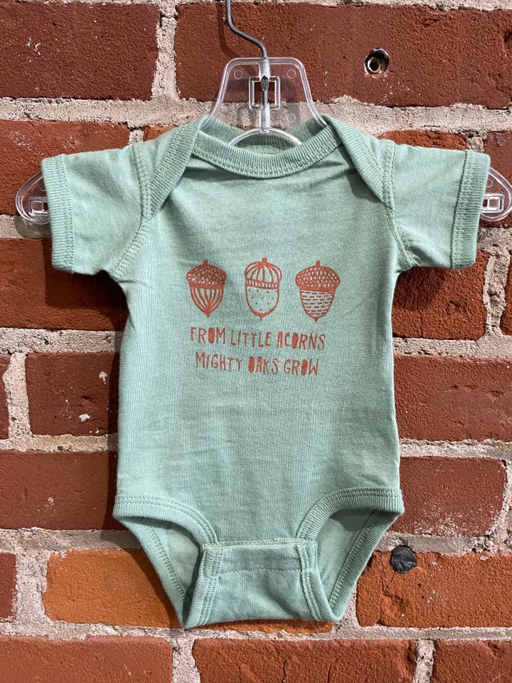 De minuscules glands, Mit Oaks Grow Body Costume pour bébé pour la vente par Tangled Up In Hue