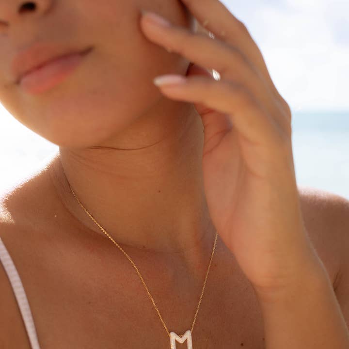 Collana con lettera Aurora per la vendita all'ingrosso da parte di Lotus Jewelry Studio