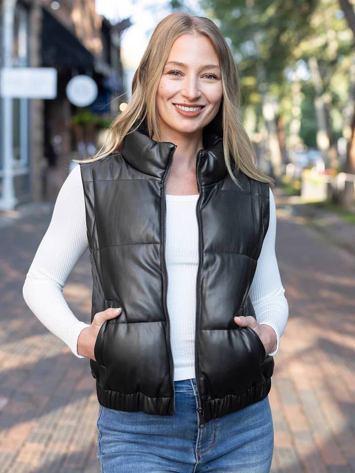 Negro Chaqueta/chaleco acolchado de piel sintética Butter en negro de venta al por mayor en Faire