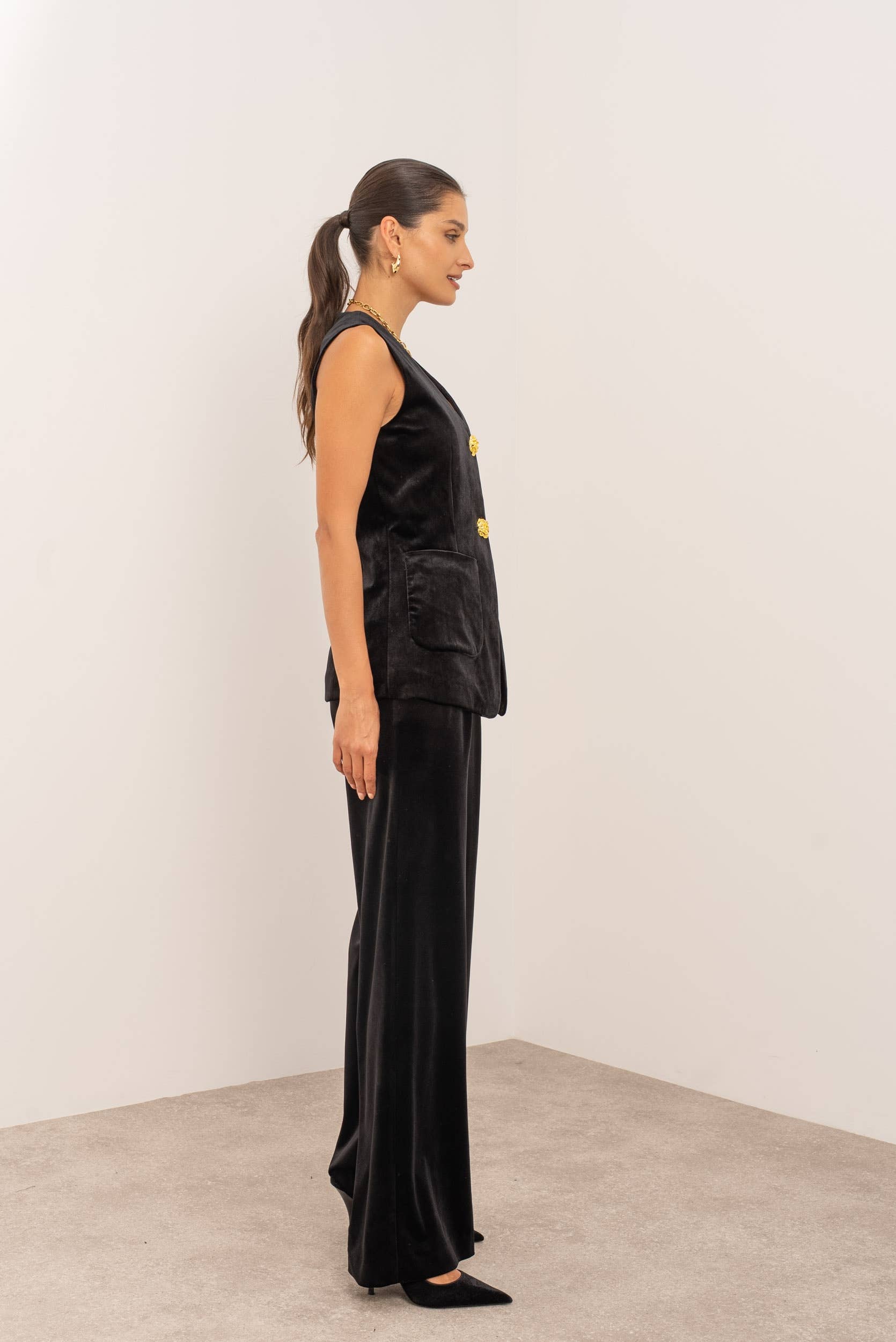 Attentif Paris – Engroshandel Habitvest – til kvinder – Lang velourvest med guldknapper34