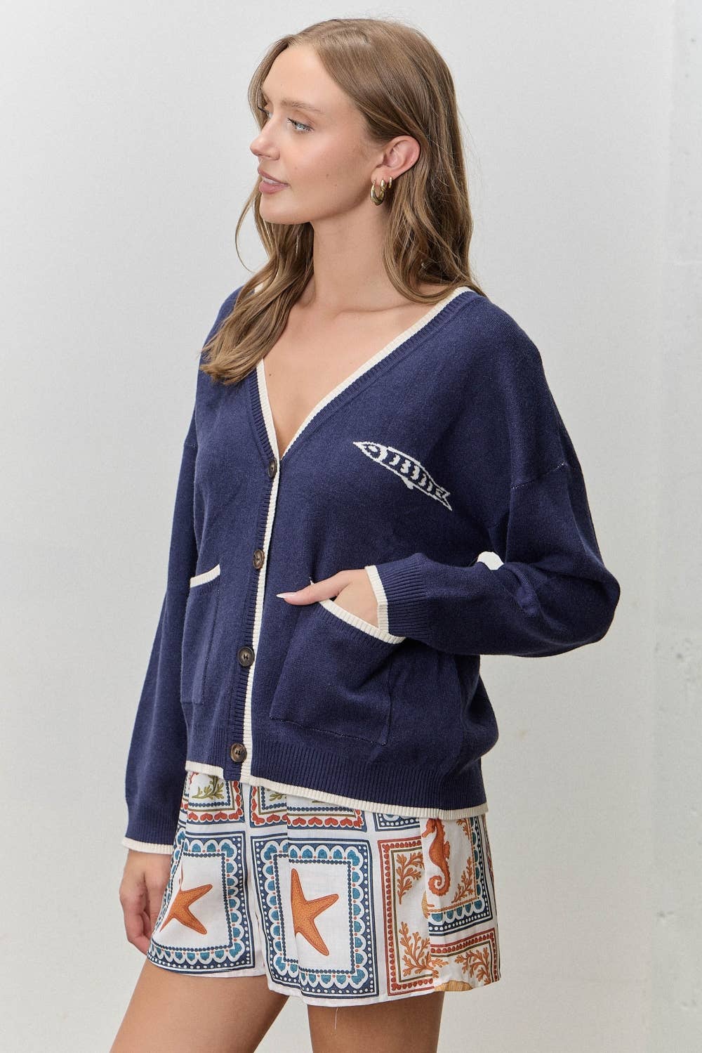 MARINHA/MARFIM CARDIGÃ COM BOTÕES E DESIGN DE PEIXE para venda a revendedores na Faire2