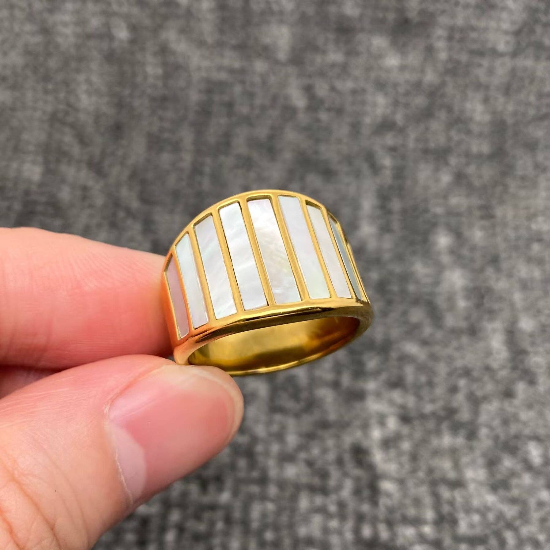 Mio Queena – Anel de cocktail/declaração por atacado – Anel de Aço Inoxidável Banhado a Ouro 18K com Concha Embutida - FGS