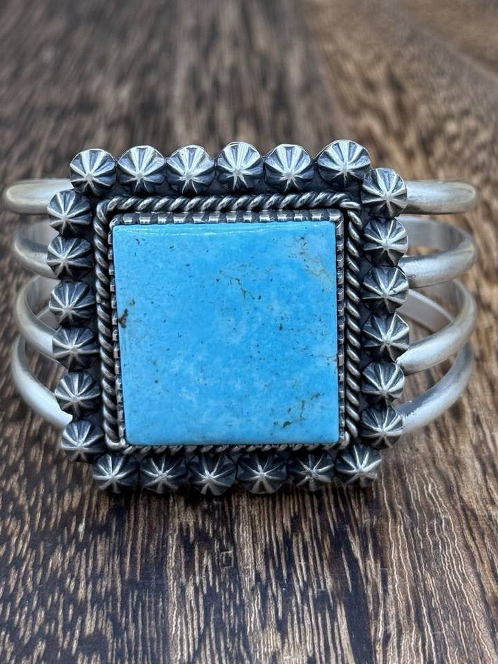 Pulsera de puño de plata esterlina hecha a mano por nativos navajos con turquesa Kingman de aspecto antiguo. para venta al por mayor de Native City Jewelry