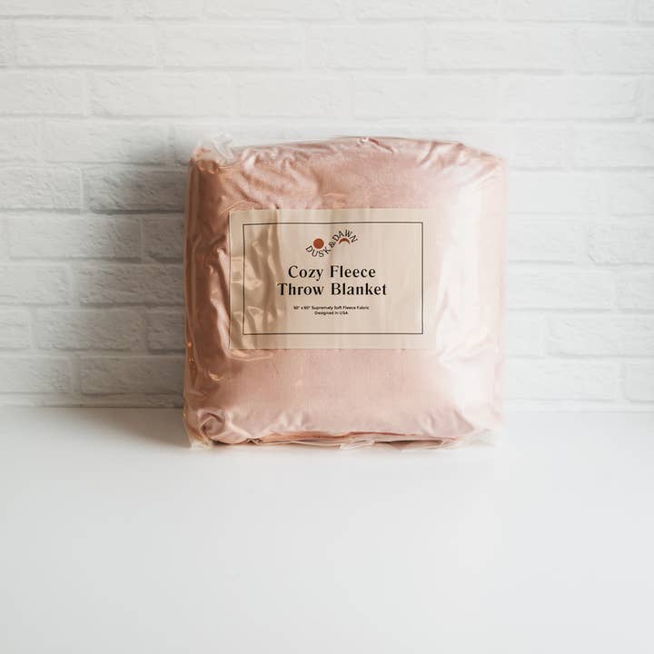 Giften Market - Wholesale Throw Blanket - Cozy Fleece Throw Blanket - Gifts for the Home - Host Gifts1