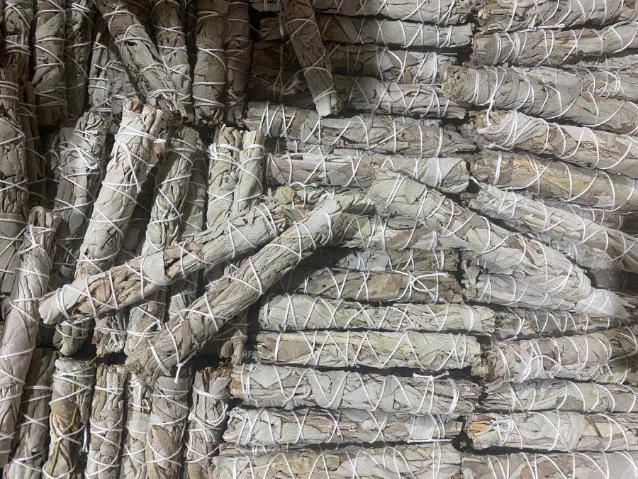 GREENROOTS USA LLC – Großhandel Salbeibündel – Special — California White Salbei im schlanken Stil, ca. 10,2 cm0