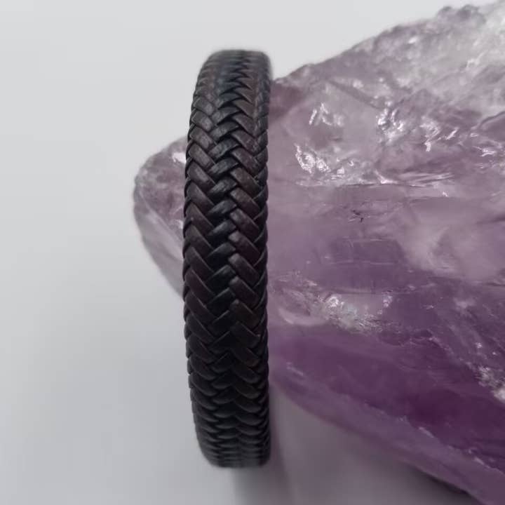 Bracelet en cuir à bouton-pression magnétique, noir et marron pour la vente par magnolia jewelry