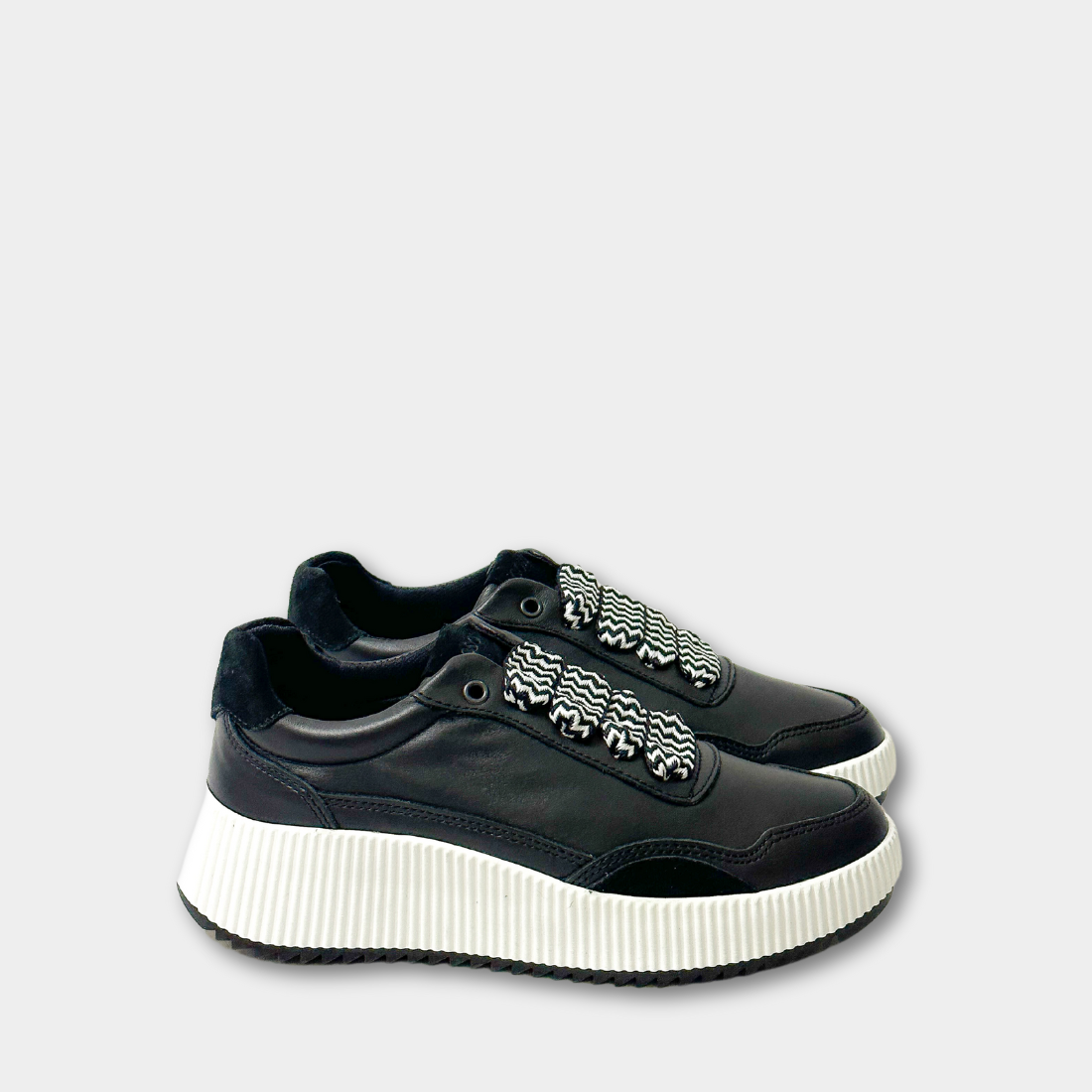 Svart KIRA BLACK - mångsidig sko i äkta läder från What a Shoes för wholesale på Faire0