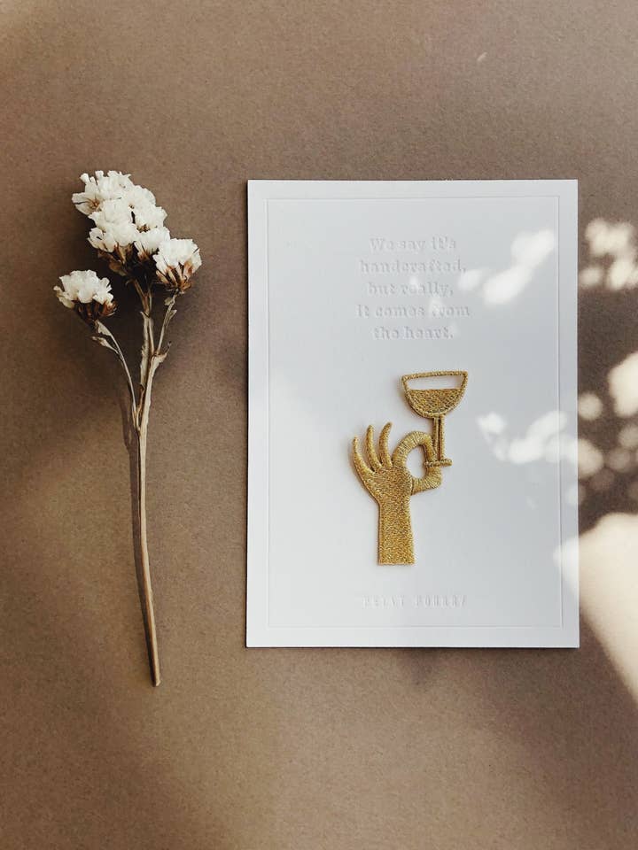 Letterpress-Karte mit aufbügelbarem Patch Weinglas für den Großhandel von Petit Pourri