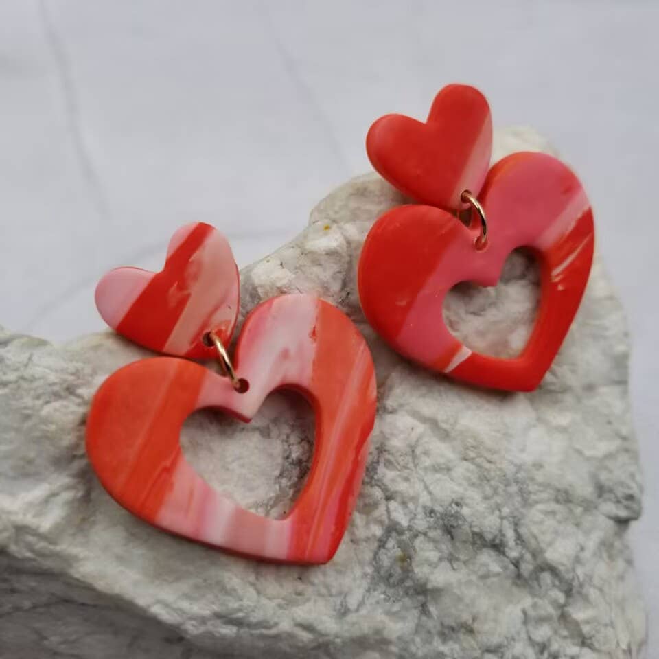 The Pretty Jewellery – wholesale Hängande örhängen – Örhängen med dubbla hjärtan i lera
