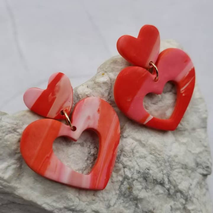The Pretty Jewellery – wholesale Hängande örhängen – Örhängen med dubbla hjärtan i lera0