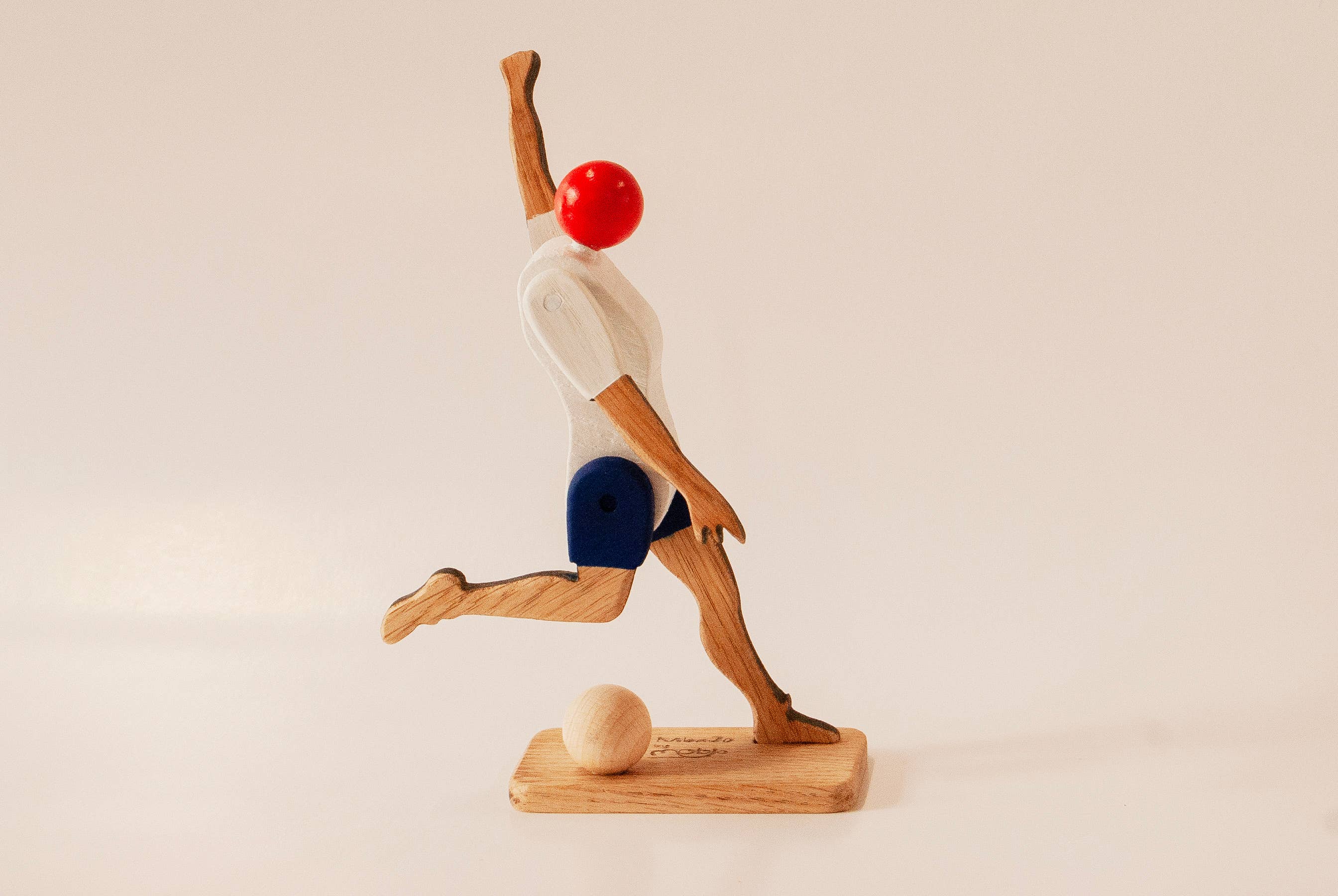 Mobjo - Wholesale Decorative Figurine - Wooden footballer figure0