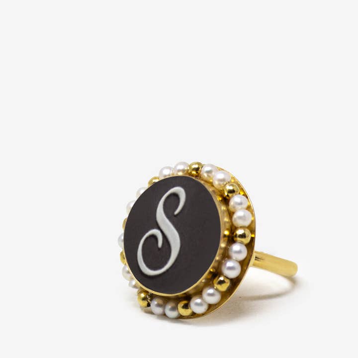 VINTOUCH ITALY - Vendita all'ingrosso Anelli cocktail/statement - Anello in oro vermeil nero con cammeo e perla, iniziale S