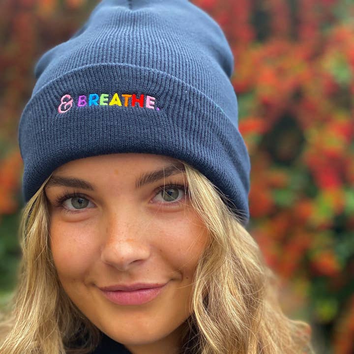 Gorro azul marinho com slogan bordado Breathe Rainbow por atacado de Percy and Nell Retail Limited