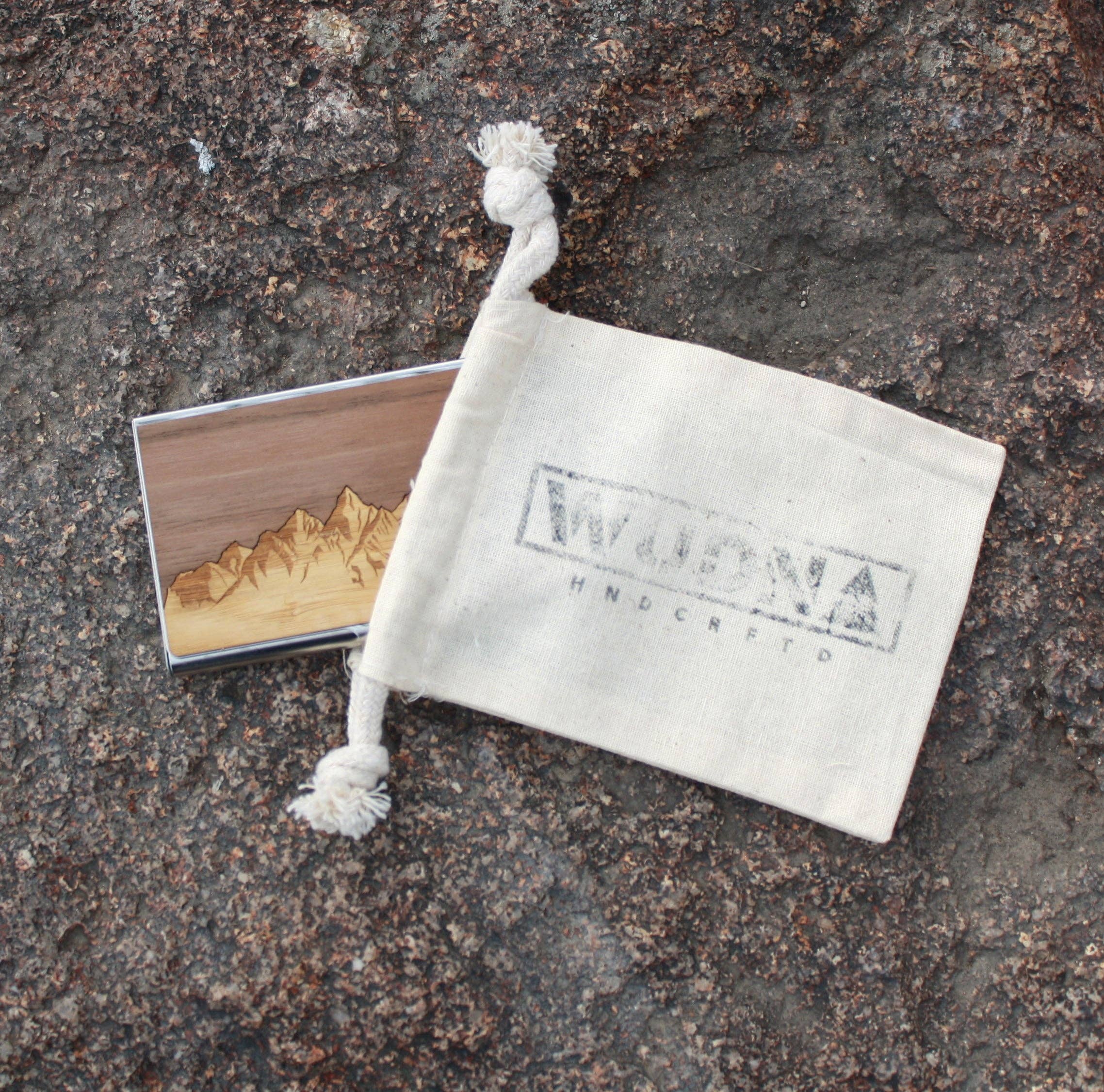 WUDN Handcrafted – Großhandel Visitenkartenetui – Handgefertigter Visitenkartenhalter aus Holz mit Sägezahn-Bergmotiv1