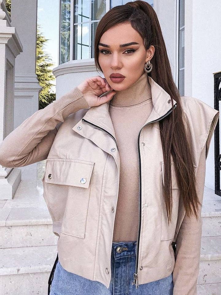 Veste sans manches en similicuir beige - Kierstan pour la vente par Rebellious Fashion