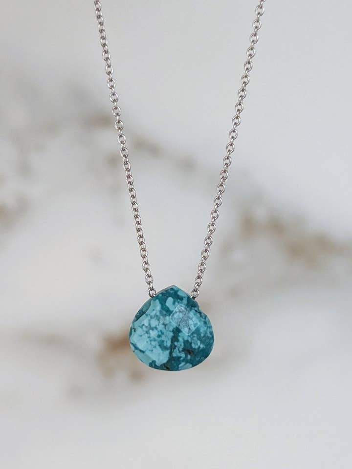 Türkisfarbene Tropfen-Halskette mit Geburtsstein für Dezember für den Großhandel von Lapis London