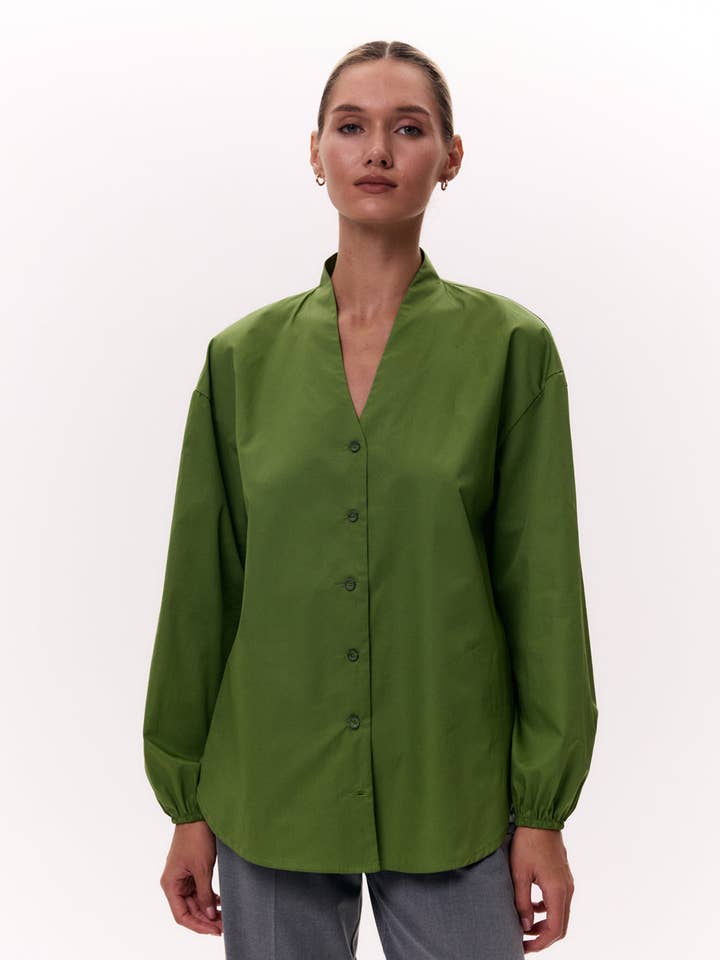 Camisa verde com gola alta de uma peça por atacado de Azuri Fashion Group