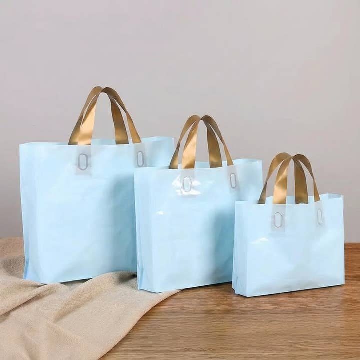 ByHome – Engroshandel Gavepose – 50 stk., 3 størrelser lyseblå PVC-gavepose med guldfarvet hank1