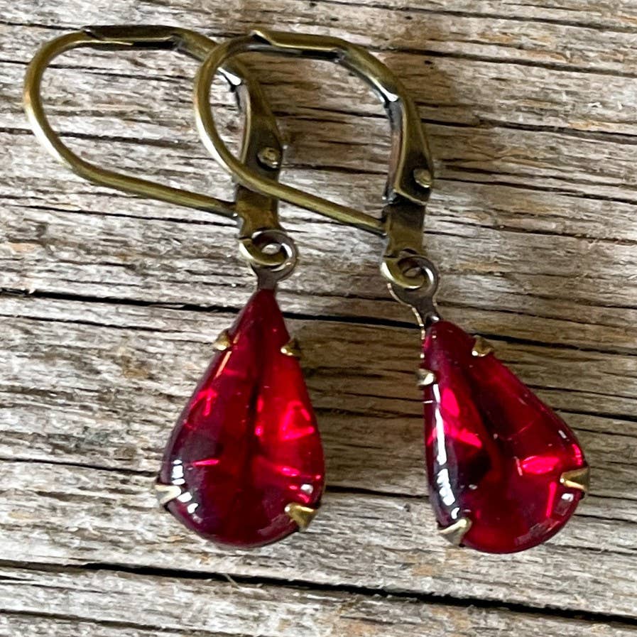 Christine Stoll | Altered Relics - Vente Boucles d'oreilles pendantes - Boucles d'oreilles en strass vintage rouge rubis foncé0