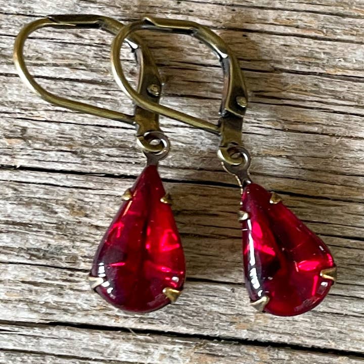 Christine Stoll | Altered Relics - Vente Boucles d'oreilles pendantes - Boucles d'oreilles en strass vintage rouge rubis foncé