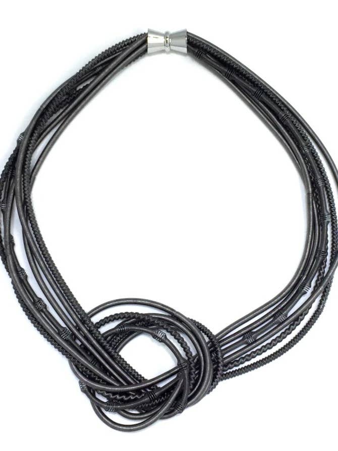 S12BLK - Collier grand nœud texturé noir pour la vente par Sea Lily