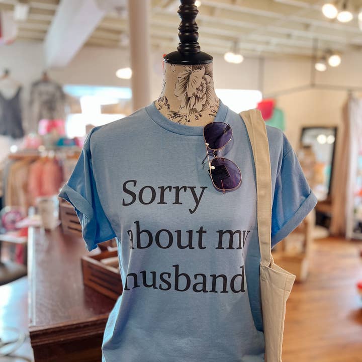 Undskyld min mand T-shirt for engroshandel hos Simply Midwest