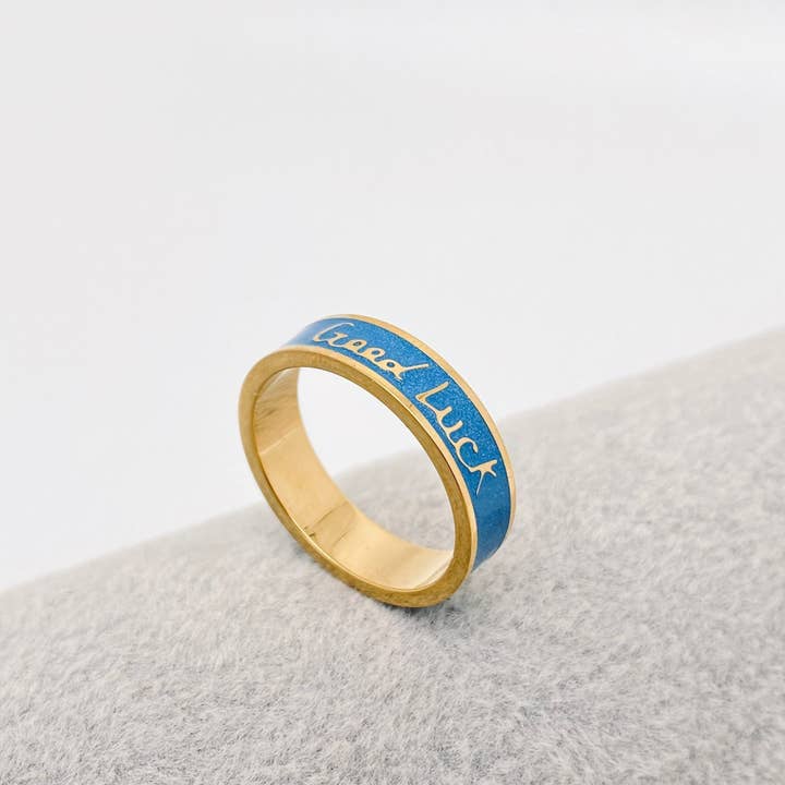Mio Queena – Anel de cocktail/declaração por atacado – Anel em Aço com Banhado a Ouro 18K 'Good Luck' Esmalte Azul - FGS2